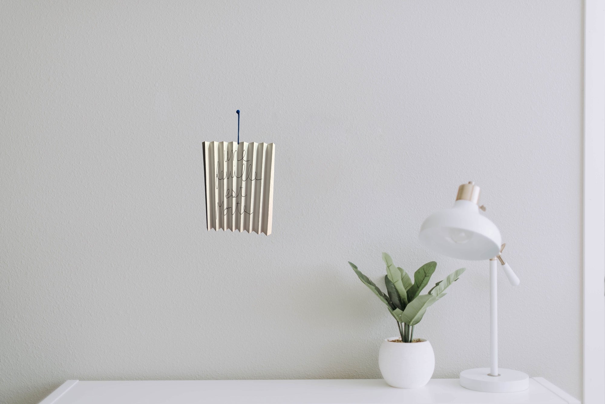 Une feuille est morte