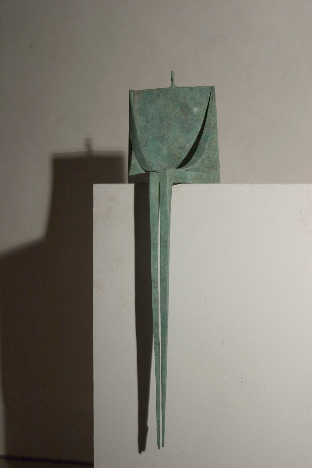 "Dame assise aux longues jambes"