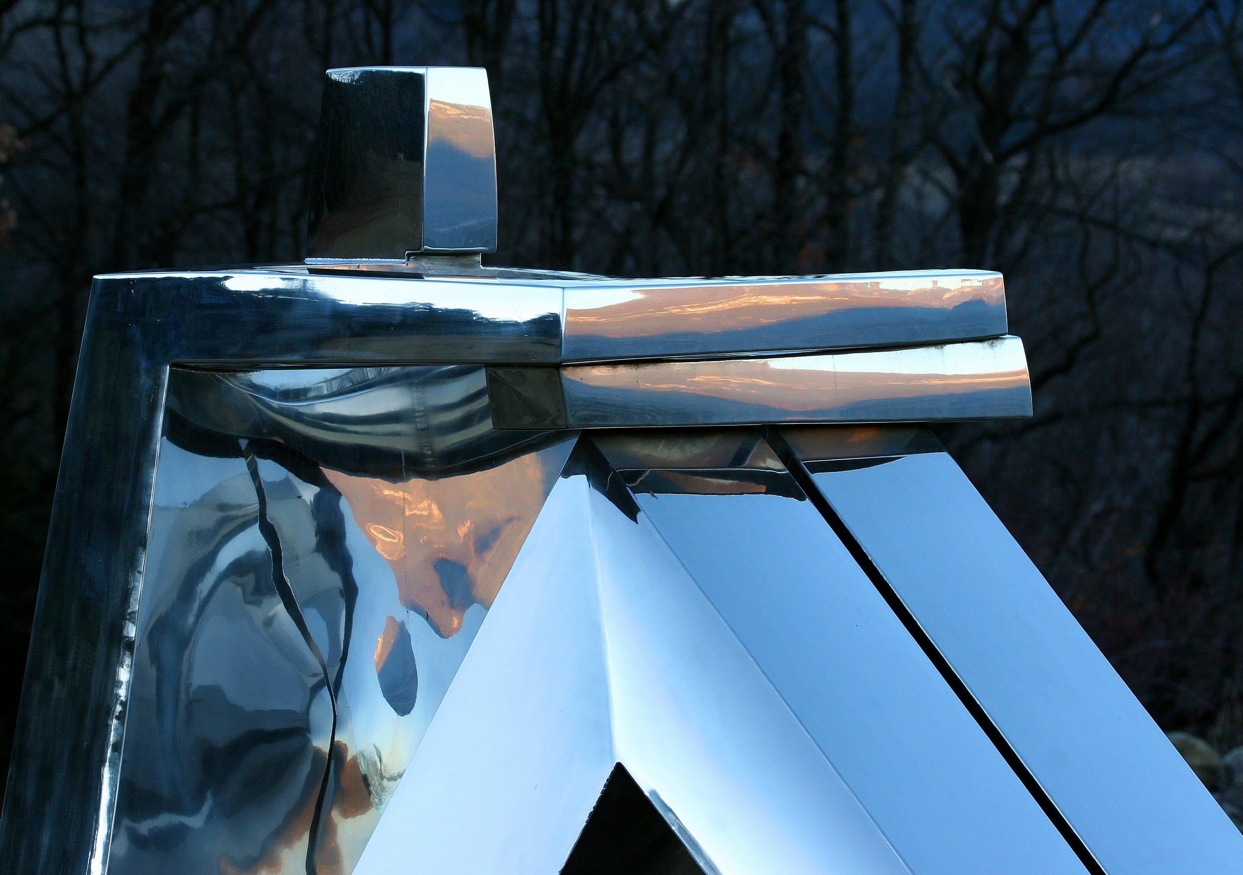 "Dame assise aux bras croisés"