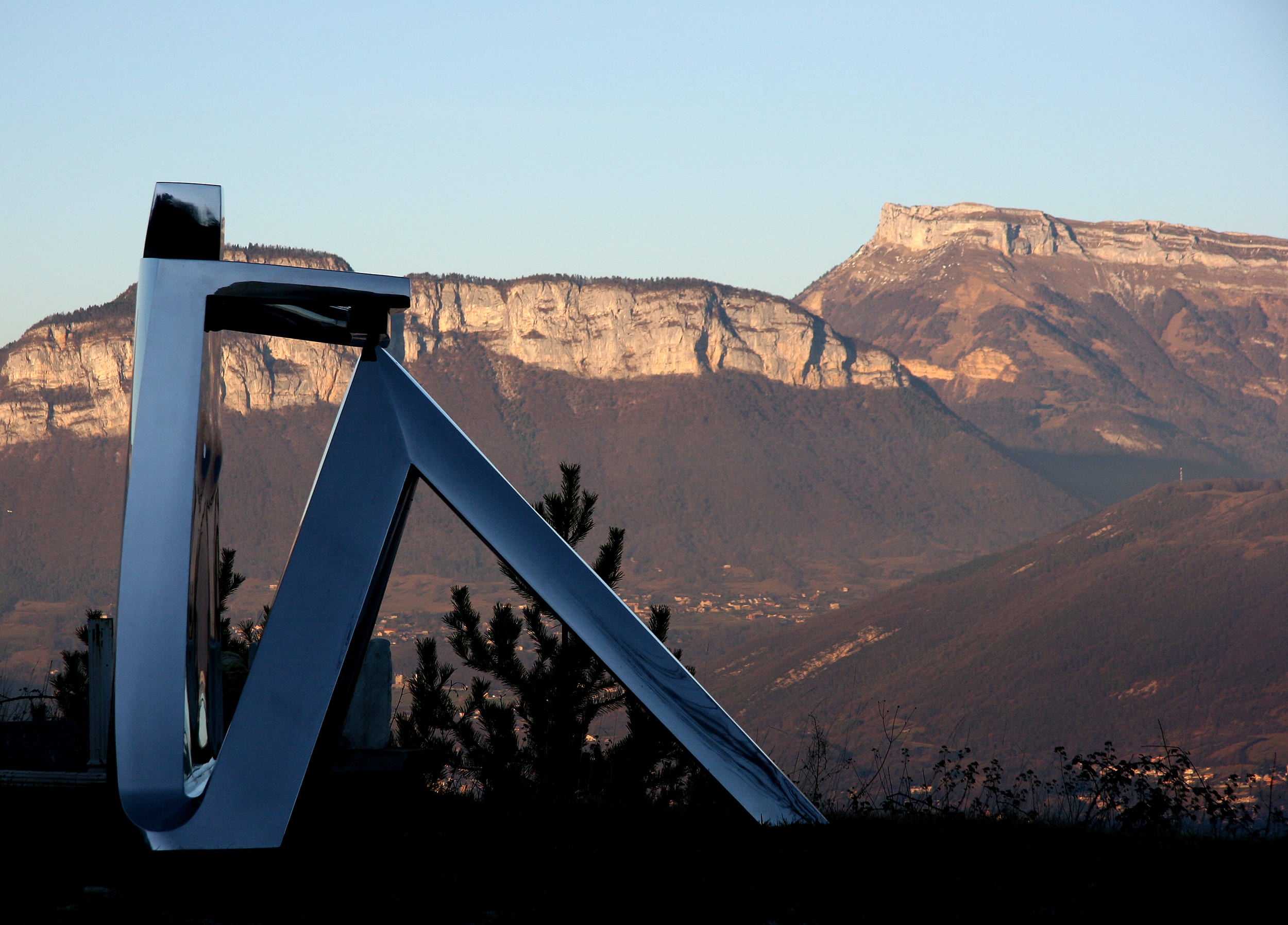 "Dame assise aux bras croisés"
