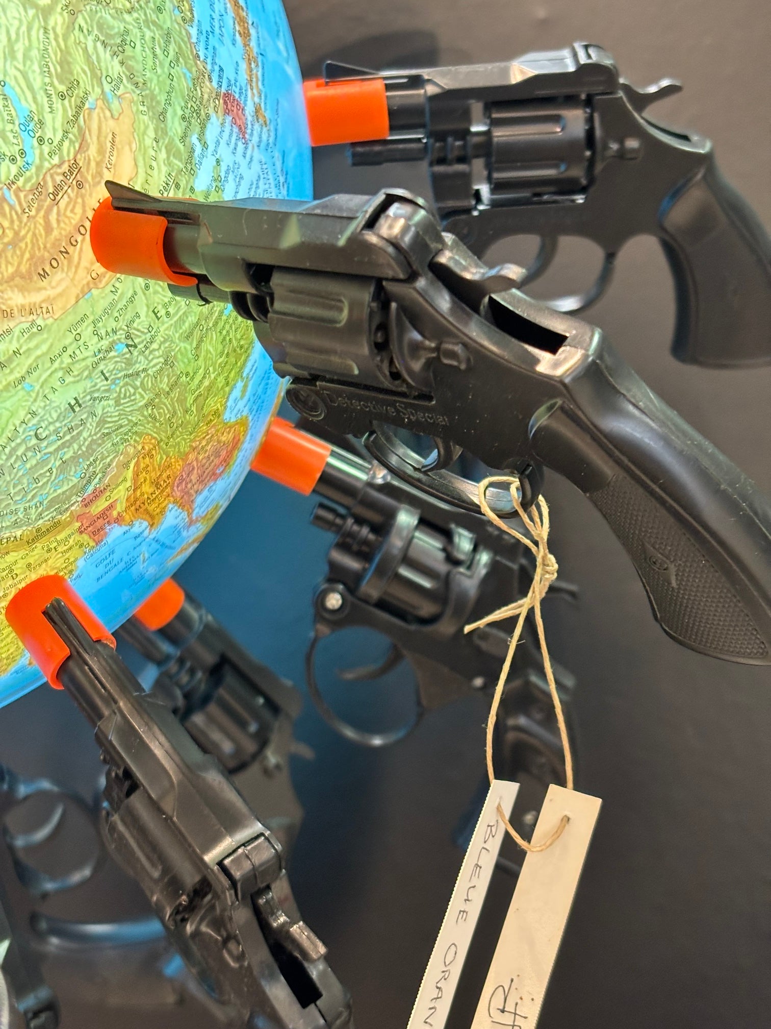 Bleu, orange et noir